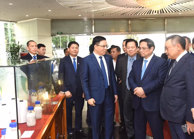 El primer ministro vietnamita, Pham Minh Chinh, visita la exhibición de productos de la industria.