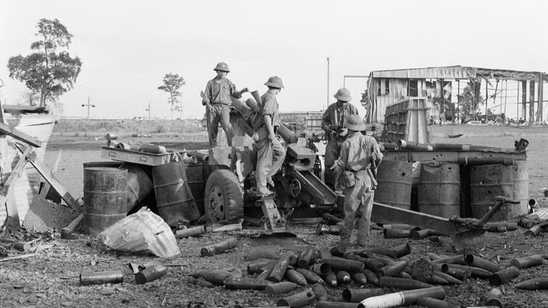 El Ejército de Liberación ocupó la Escuela Blindada del ejército títere en la base de Nuoc Trong (Bien Hoa). Desde principios de abril de 1975, nuestras principales tropas desde todas las direcciones avanzaron hacia Saigón, atacaron al enemigo con fuerza tormentosa y destruyeron toda la línea de defensa exterior del enemigo. (Foto: Hua Kiem/VNA)