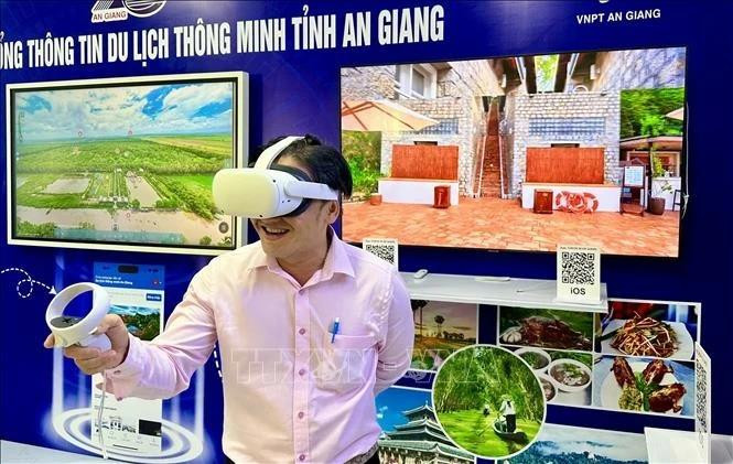 Un turista experimenta la tecnología VR (Foto: VNA)