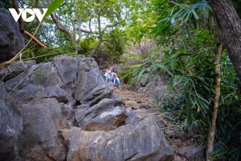 En 2017, después de un peligroso deslizamiento de rocas, el Comité Popular de la comuna de Hong Gai cerró temporalmente el camino a la montaña. En 2017, después de un peligroso deslizamiento de rocas, el Comité Popular de la comuna de Hong Gai cerró temporalmente el camino a la montaña.