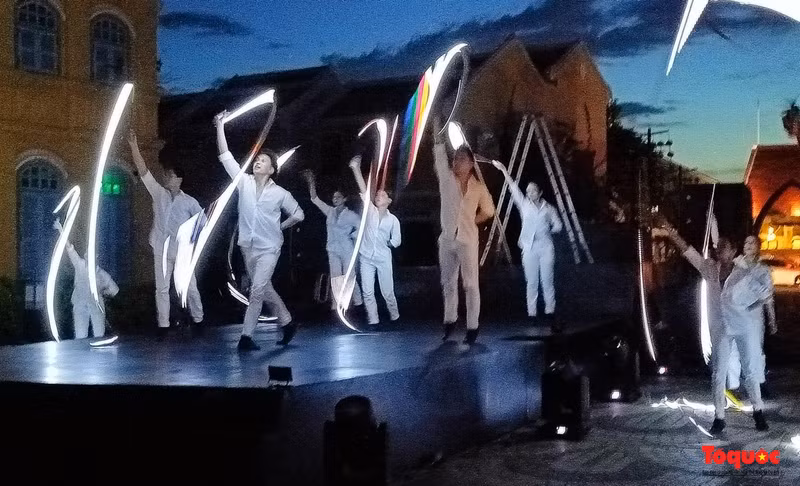 …con numerosas actividades atractivas que se llevarán a cabo por primera vez en Hoi An hasta el 2 de septiembre.