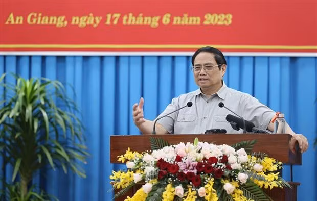 El primer ministro de Vietnam, Pham Minh Chinh, en la sesión de trabajo con autoridades de la provincia de An Giang (Foto: VNA)