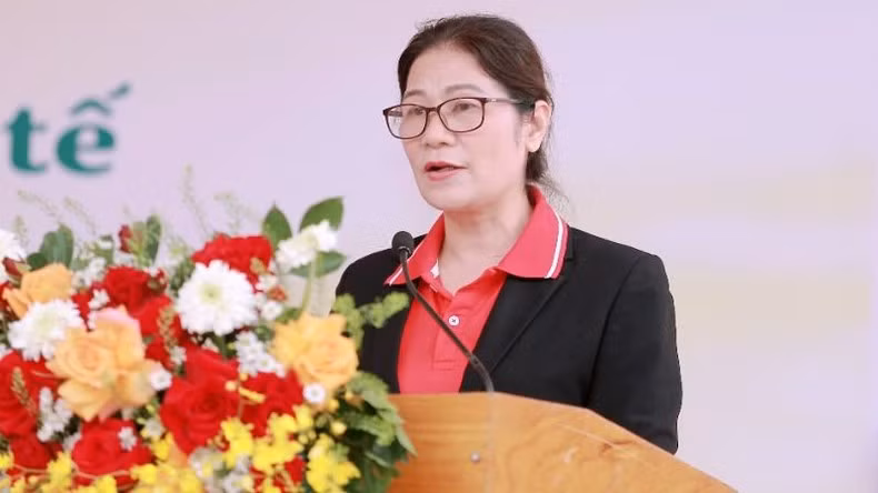 La presidenta de la Cruz Roja de la provincia de Dak Lak, Dang Thi Huong, habla en la cita.