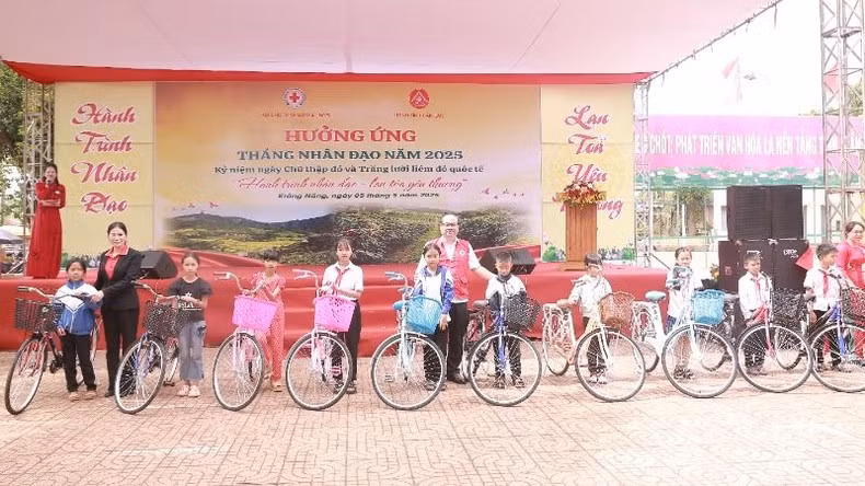 Entregan bicicletas a estudiantes con excelentes resultados docentes.