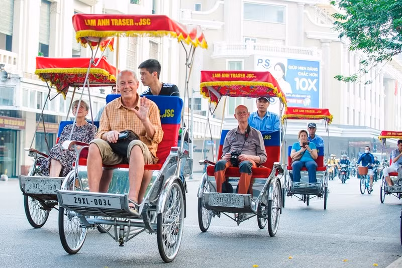 Visitar la capital en triciclo es una opción preferida por varios turistas extranjeros.