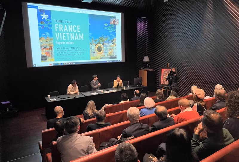 Oradores de diversas profesiones, pero que comparten el amor por el país y la cultura vietnamita.