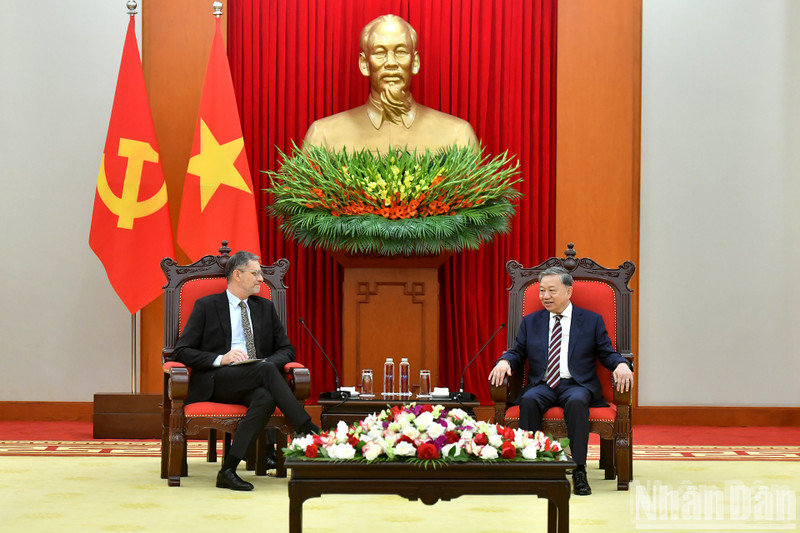 El secretario general del Comité Central del Partido Comunista de Vietnam, To Lam, recibió en Hanói al embajador de Francia en el país, Olivier Brochet. (Foto: Nhan Dan)