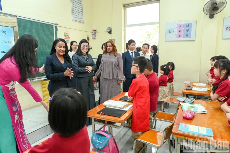 Le Thi Bich Tran, esposa del primer ministro Pham Minh Chinh, y Zinash Tayachew, esposa del primer ministro etíope Abiy Ahmed Ali, hablan con estudiantes con discapacidad visual en la escuela secundaria Nguyen Dinh Chieu. (Foto: Nhan Dan)