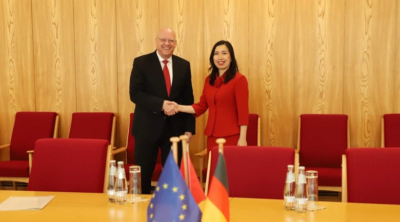 La vicecanciller vietnamita Le Thi Thu Hang y el secretario de Estado de la Oficina Federal de Relaciones Exteriores de Alemania, Andreas Michaelis (Foto: dangcongsan.vn)