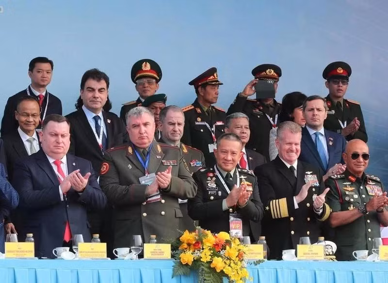 Representantes de los Ministerios de Defensa, agregados militares de varios países y organizaciones internacionales en la ceremonia de inauguración de la Exposición Internacional de Defensa de Vietnam (Foto: VNA)