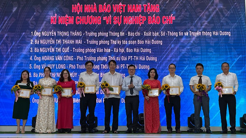 El presidente-editor del periódico Nhan Dan y titular de la Asociación de Periodistas del país, Le Quoc Minh, entrega la medalla "Por la causa del periodismo" a funcionarios con sobresalientes contribuciones.