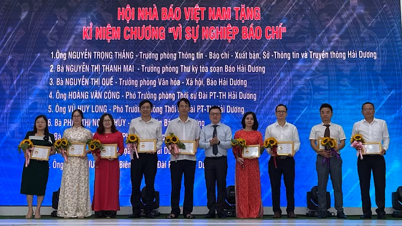 El presidente-editor del periódico Nhan Dan y titular de la Asociación de Periodistas del país, Le Quoc Minh, entrega la medalla "Por la causa del periodismo" a funcionarios con sobresalientes contribuciones.
