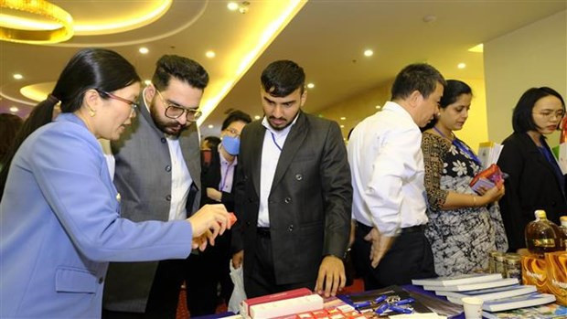 Delegados en un pabellón de exhibición de productos vietnamitas (Foto: VNA)