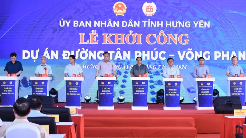 El primer ministro de Vietnam, Pham Minh Chinh, y los delegados en el acto de inicio de la carretera Tan Phuc-Vong Phan.