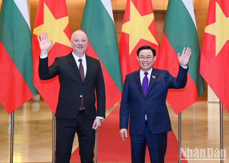 El presidente de la Asamblea Nacional de Vietam, Vuong Dinh Hue, recibe a su homólogo búlgaro Rossen Dimitrov Jeliazkov. (Foto: Nhan Dan)
