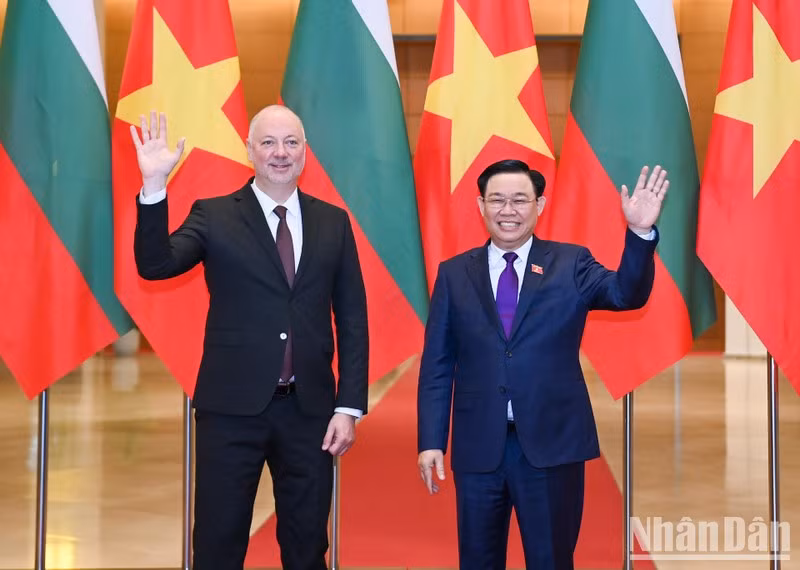 El presidente de la Asamblea Nacional de Vietam, Vuong Dinh Hue, recibe a su homólogo búlgaro Rossen Dimitrov Jeliazkov. (Foto: Nhan Dan)