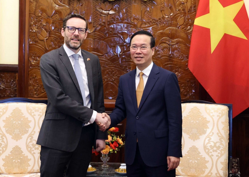 El presidente vietnamita, Vo Van Thuong, recibe en Hanói al nuevo embajador británico en Vietnam, Iain Frew (Foto: VNA)