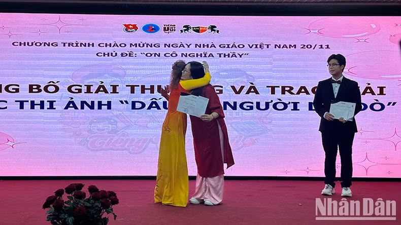 La ceremonia de premiación para estudiantes que participan en el aprendizaje del idioma vietnamita. (Foto: THUY VAN)