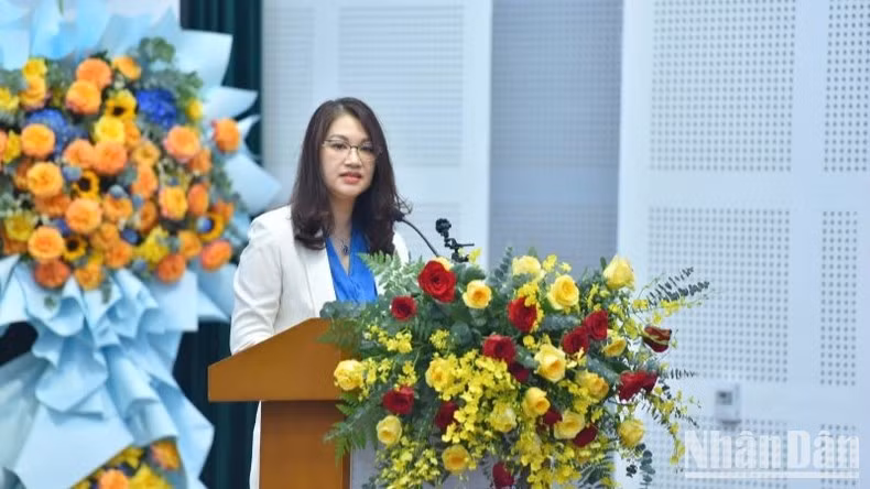 Nguyen Thanh Huong, directora nacional de la IATA en Vietnam, habla en la cita.