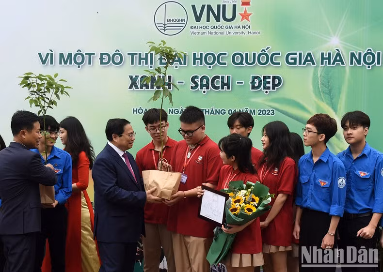 Minh Chinh entrega cinco mil árboles a la Universidad Nacional de Hanói.