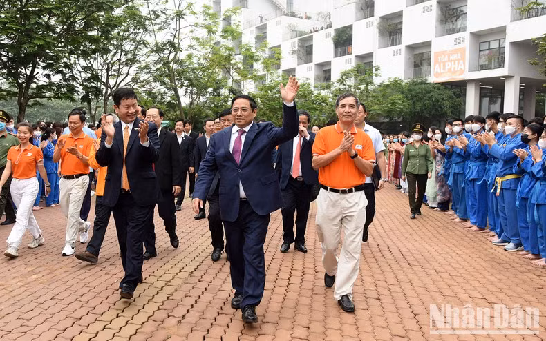El mismo día, Minh Chinh visita y trabaja con la Universidad de FPT.