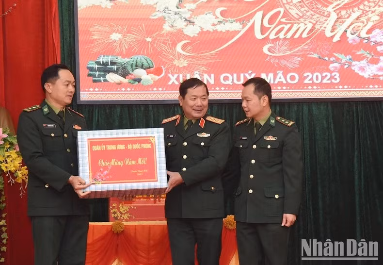 Los líderes del Ministerio de Defensa otorgan obsequios del Tet a los oficiales y soldados.