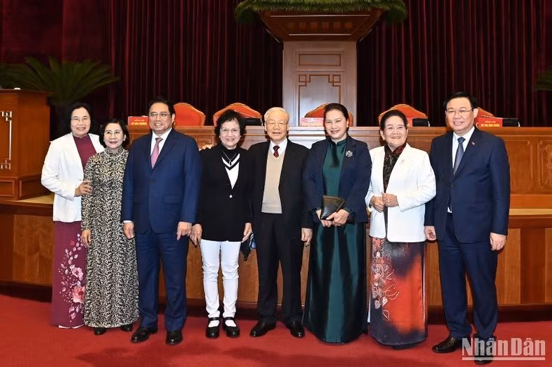 El secretario general del PCV, Nguyen Phu Trong, el primer ministro, Pham Minh Chinh, el titular de la Asamblea Nacional, Vuong Dinh Hue, y los delegados asistentes a la reunión.
