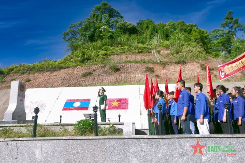 La ceremonia de izamiento de la bandera en el hito fronterizo (Foto: qdnd.vn)