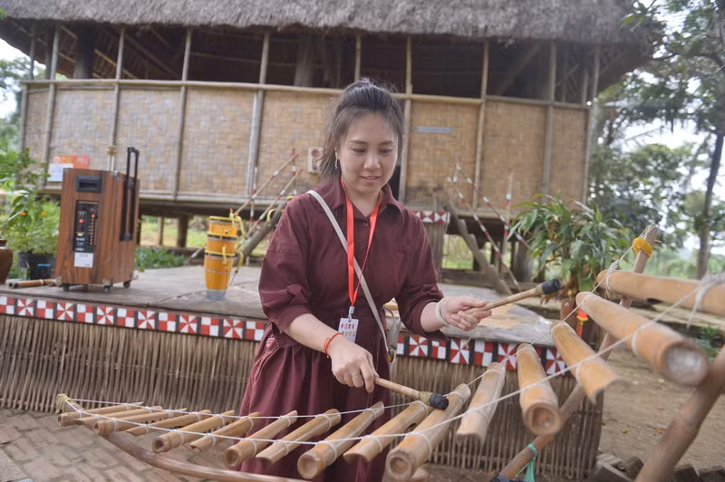 Los delegados tienen la oportunidad de experimentar el T'rung, instrumento típico del grupo étnico Sedang.