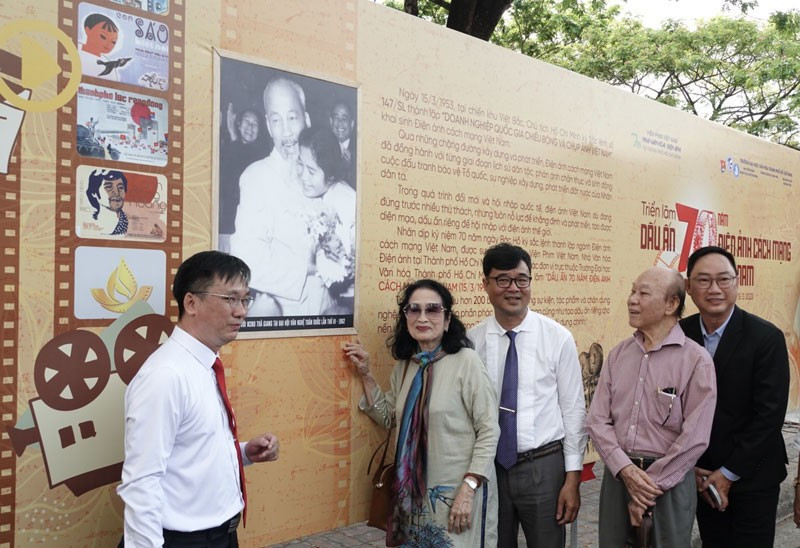 El Artista del Pueblo Tra Giang y delegados con la foto "El Tío Ho y el Artista del Pueblo Tra Giang en el tercer Congreso Nacional de Arte y Cultura en 1962".