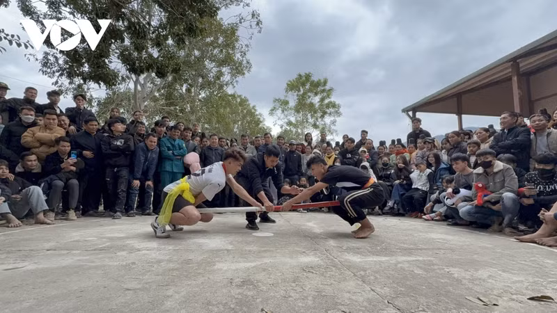 Juegos folclóricos en el festival.