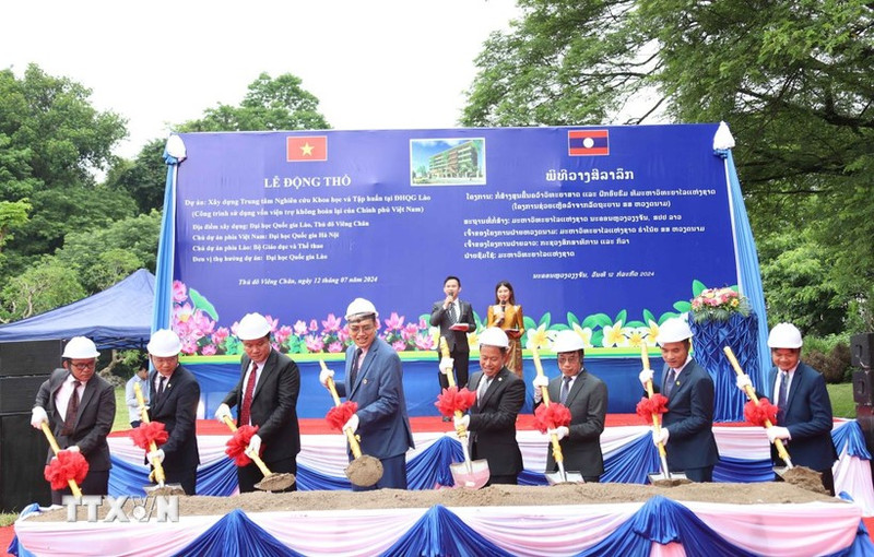 En la ceremonia de la palada inicial para la construcción del Centro de Investigación Científica y Capacitación en la Universidad Nacional de Laos (Foto: VNA)