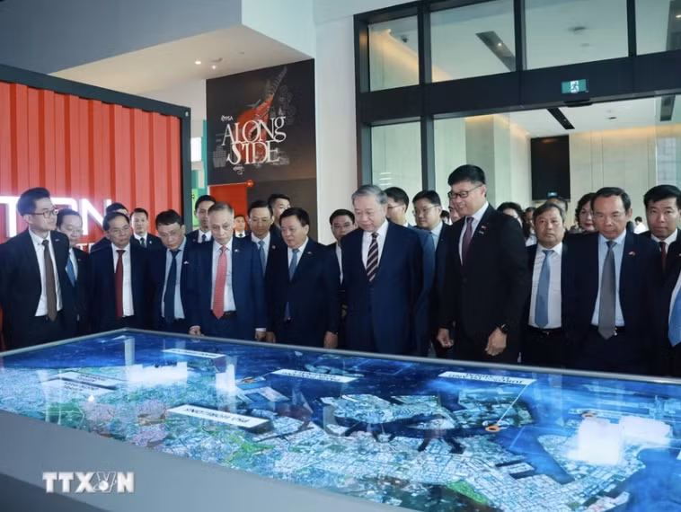 El secretario general del Partido Comunista de Vietnam, To Lam, visita el modelo de puerto Pansir Panjang. (Foto: VNA)