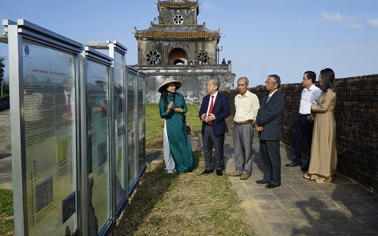 Delegados visitan la exposición (Foto: baovanhoa.vn)