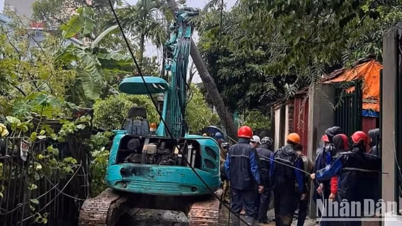 La policía de Vinh Phuc limpia los árboles derribados por la tormenta (Foto: Ha Hong Ha)