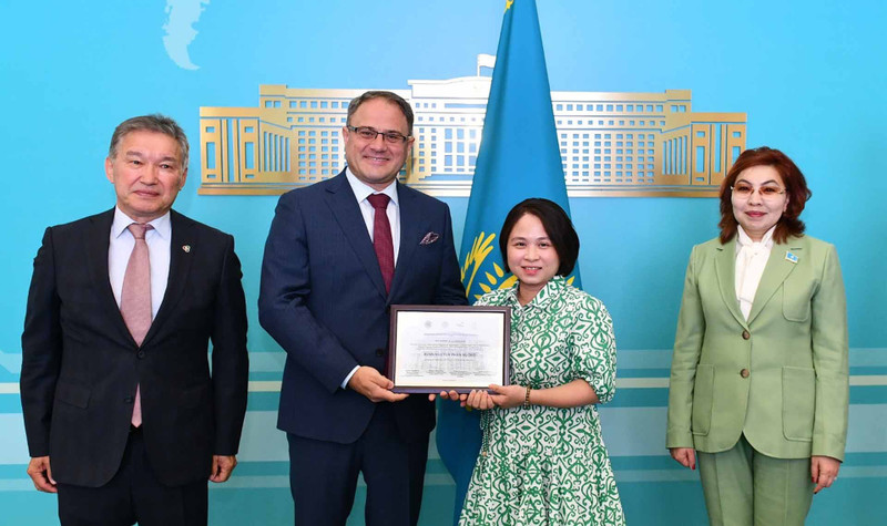 Nguyen Phan Huong Xuan, corresponsal de La Voz de Vietnam, recibe premio por la región Asia-Pacífico (Foto: baoquocte.vn)