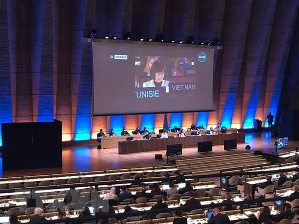 La embajadora Le Thi Hong Van, jefa de la misión de Vietnam ante la UNESCO durante una sesión plenaria de la Asamblea General de la UNESCO. (Foto de ilustración: VNA)
