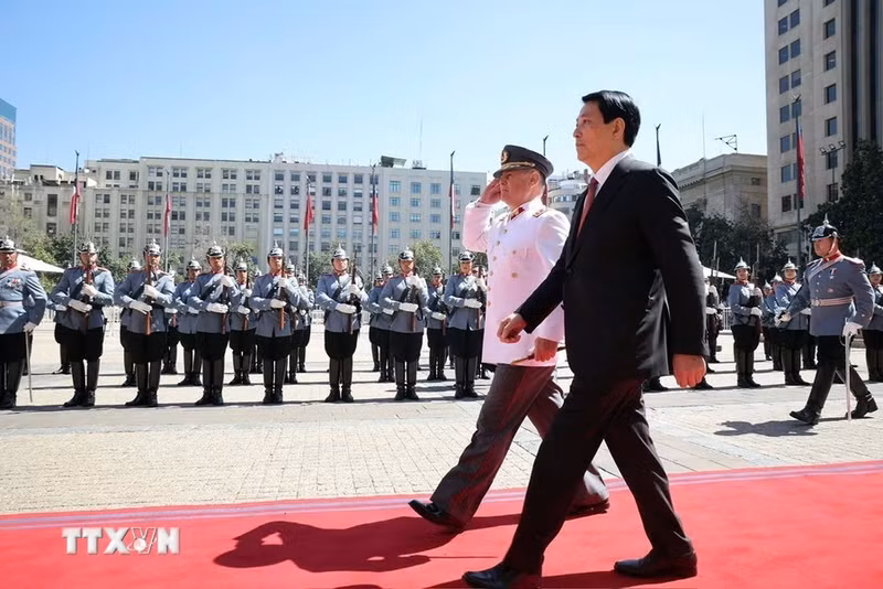 El presidente vietnamita, Luong Cuong, pasa revista a la guardia de honor.