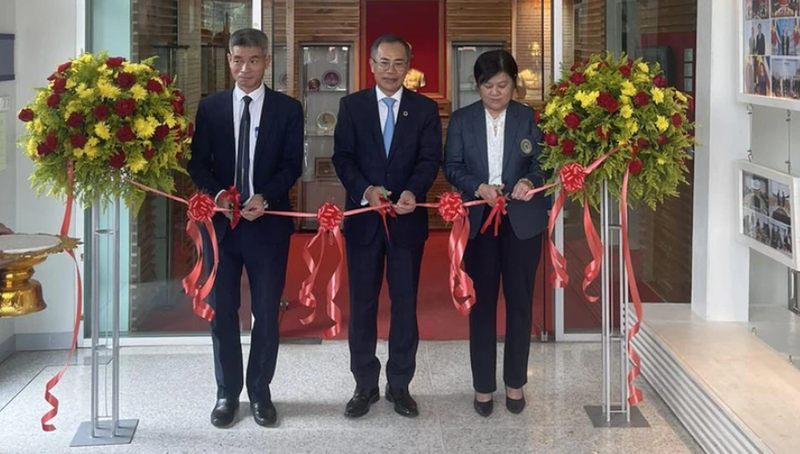 Delegados cortan cinta de apertura (Foto: Nhan Dan)