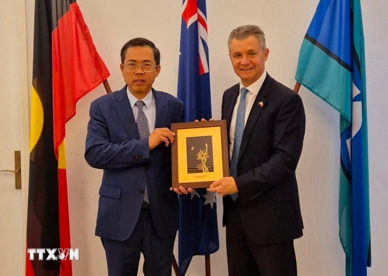 El embajador de Vietnam en Australia, Pham Hung Tam (izquierda), y Matt Thistlethwaite, miembro de la Cámara de Representantes y ministro adjunto de Inmigración del país oceánico. (Foto: VNA)