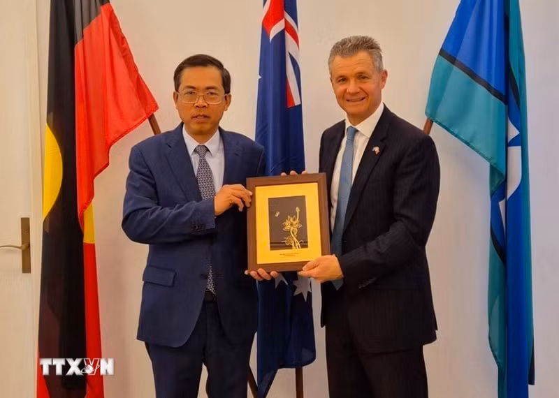 El embajador de Vietnam en Australia, Pham Hung Tam (izquierda), y Matt Thistlethwaite, miembro de la Cámara de Representantes y ministro adjunto de Inmigración del país oceánico. (Foto: VNA)