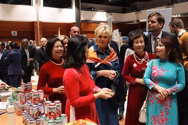 Damas de la delegación diplomática vietnamita presentan productos tradicionales a la primera dama de la República Checa, Eva Pavlova. (Foto: VNA)