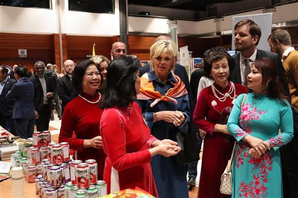 Damas de la delegación diplomática vietnamita presentan productos tradicionales a la primera dama de la República Checa, Eva Pavlova. (Foto: VNA)