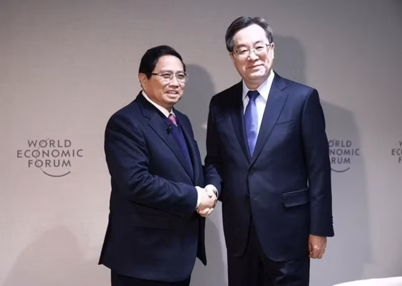 El primer ministro de Vietnam, Pham Minh Chinh, y el viceprimer ministro de China, Ding Xuexiang. (Foto: VNA)