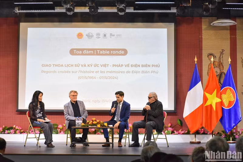 Los delegados en la mesa redonda comparten sus perspectivas sobre la batalla de Dien Bien Phu. (Foto: Nhan Dan)