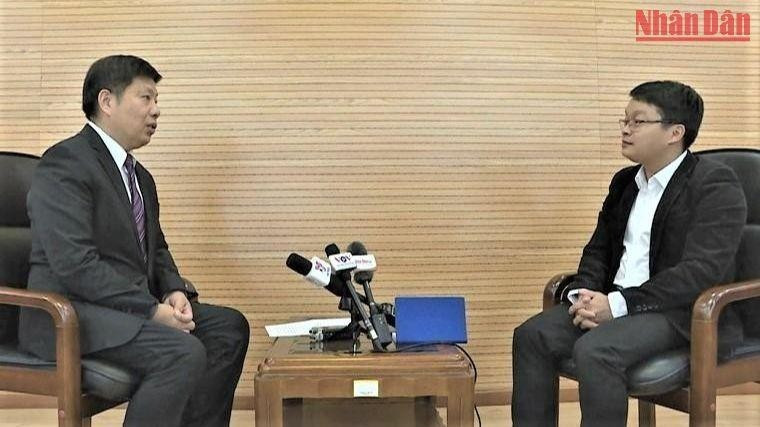 Xu Liping (izquierda) en una entrevista con el corresponsal del periódico Nhan Dan (Pueblo) en China, octubre de 2022.