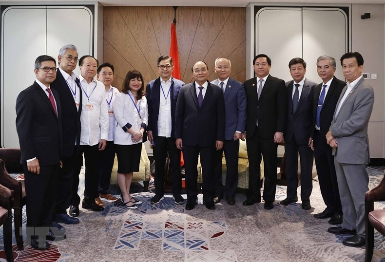 El presidente vietnamita Nguyen Xuan Phuc, el titular de la Kadin, Arsjad Rasjid, y los delegados. 