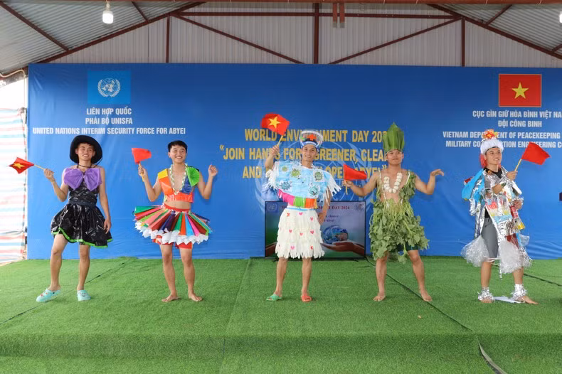Desfile de moda del Cuerpo de Ingenieros del Ejército de Vietnam.