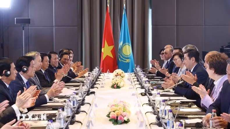 Durante la reunión entre To Lam y Yerlan Koshanov. (Foto: VNA)