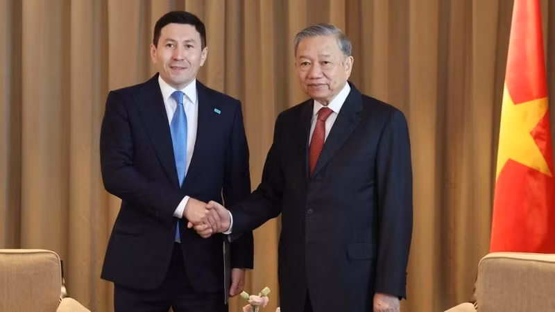 El secretario general To Lam (derecha) recibe al director general del Fondo Nacional de Inversiones de Kazajistán Samruk-Kazyna, Nurlan Zhakupov (Foto: VNA)